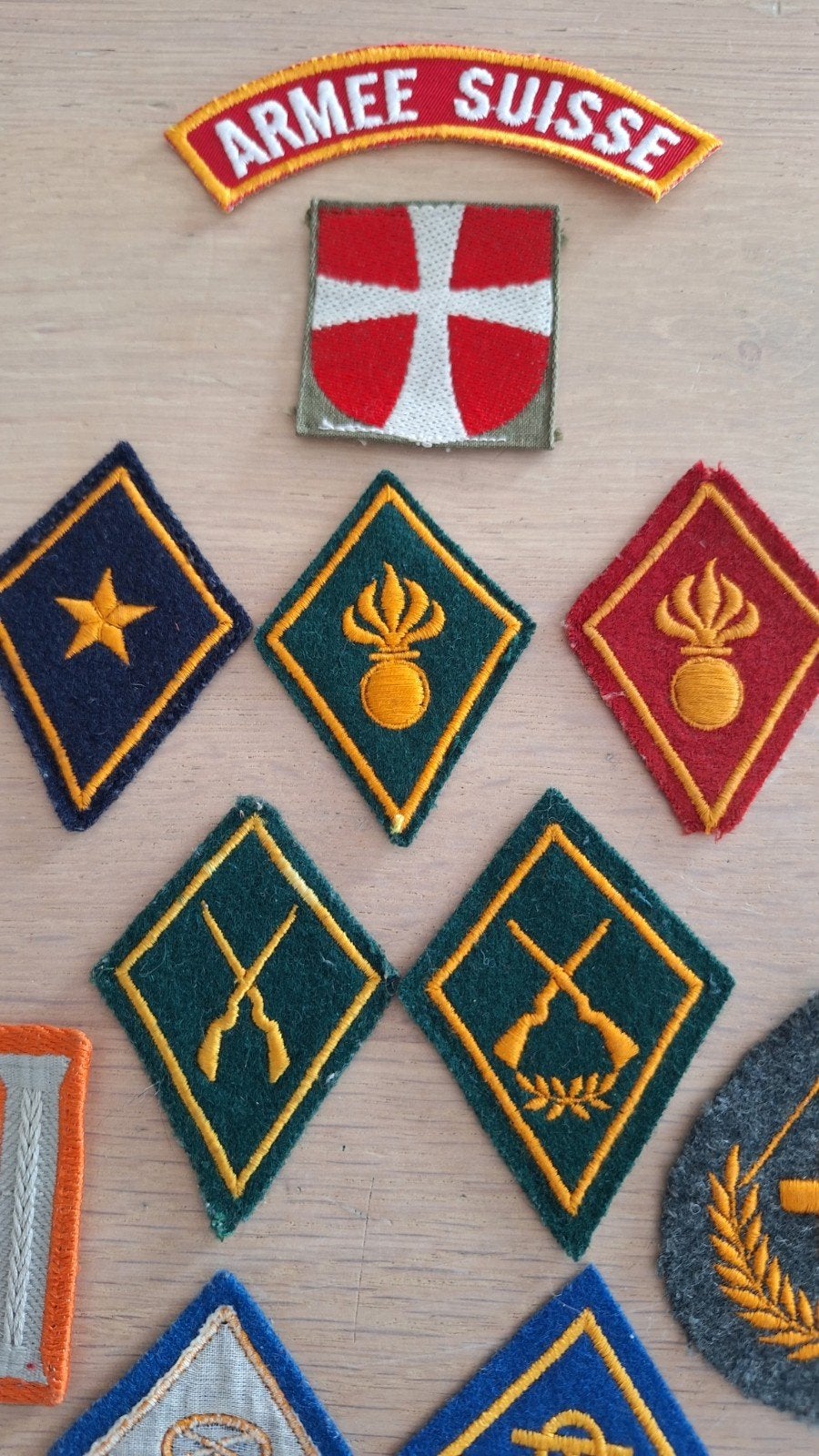 12 badges emblemen, Ophalen of Verzenden, Gebruikt, Embleem, Speld of Insigne