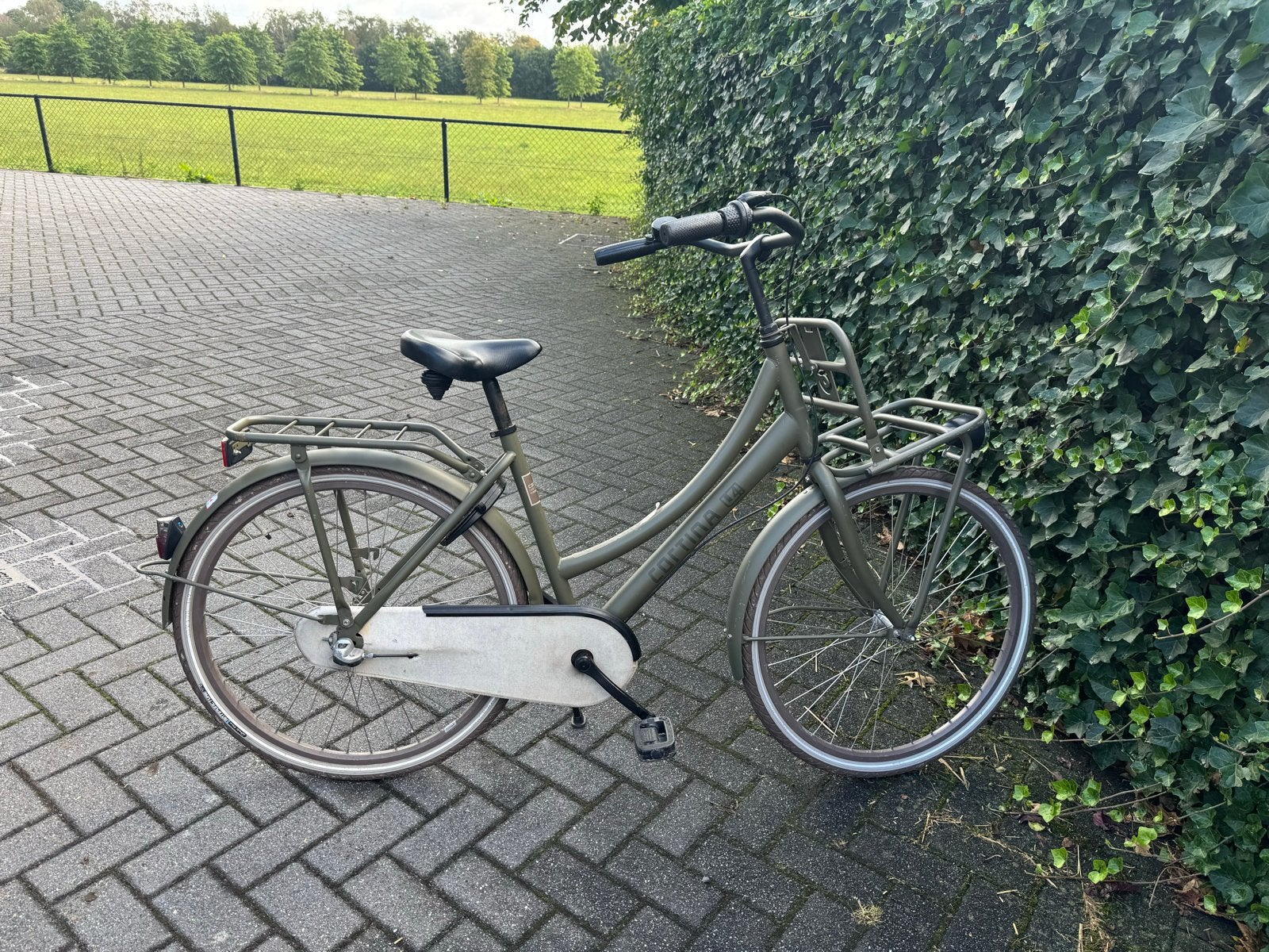 Te koop in goede staat legergroene Cortina fiets 26 inch, Fietsen en Brommers, Fietsen | Meisjes, Terugtraprem, Gebruikt, Versnellingen