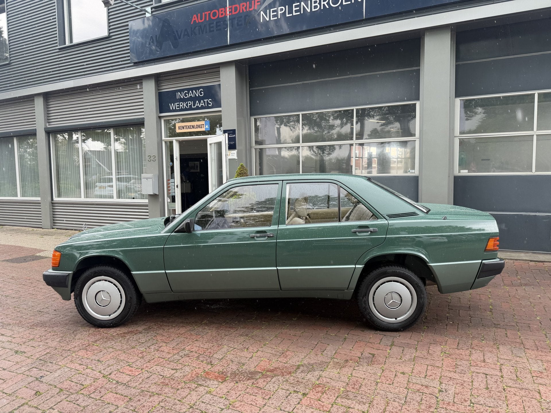 Mercedes-Benz 190 2.0 Bj 1988 Automaat Uniek Schuurvonds moe, Auto's, Oldtimers, Automaat, Dealer onderhouden, Beige, Mercedes-Benz
