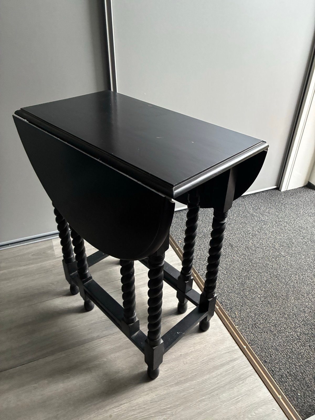 Zwarte bijzettafel met gedraaide poten, Antiek en Kunst, Ophalen