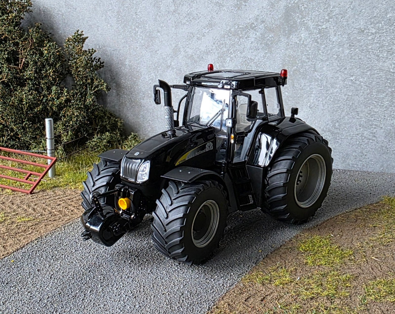 Verbouwde New Holland T7550 Black Edition 1:32, Hobby en Vrije tijd, Ophalen of Verzenden, Nieuw, Tractor of Landbouw, Overige merken