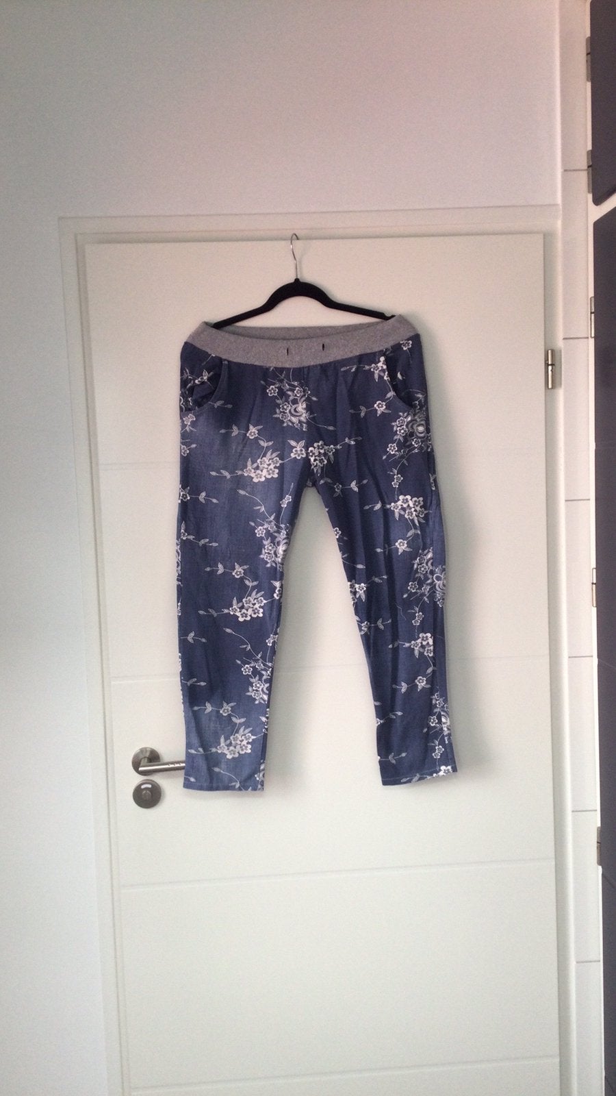 Blauw wit gebloemde huisbroek maat XL, Kleding | Dames, Broeken en Pantalons, Blauw, Maat 46/48 (XL) of groter, Ophalen of Verzenden