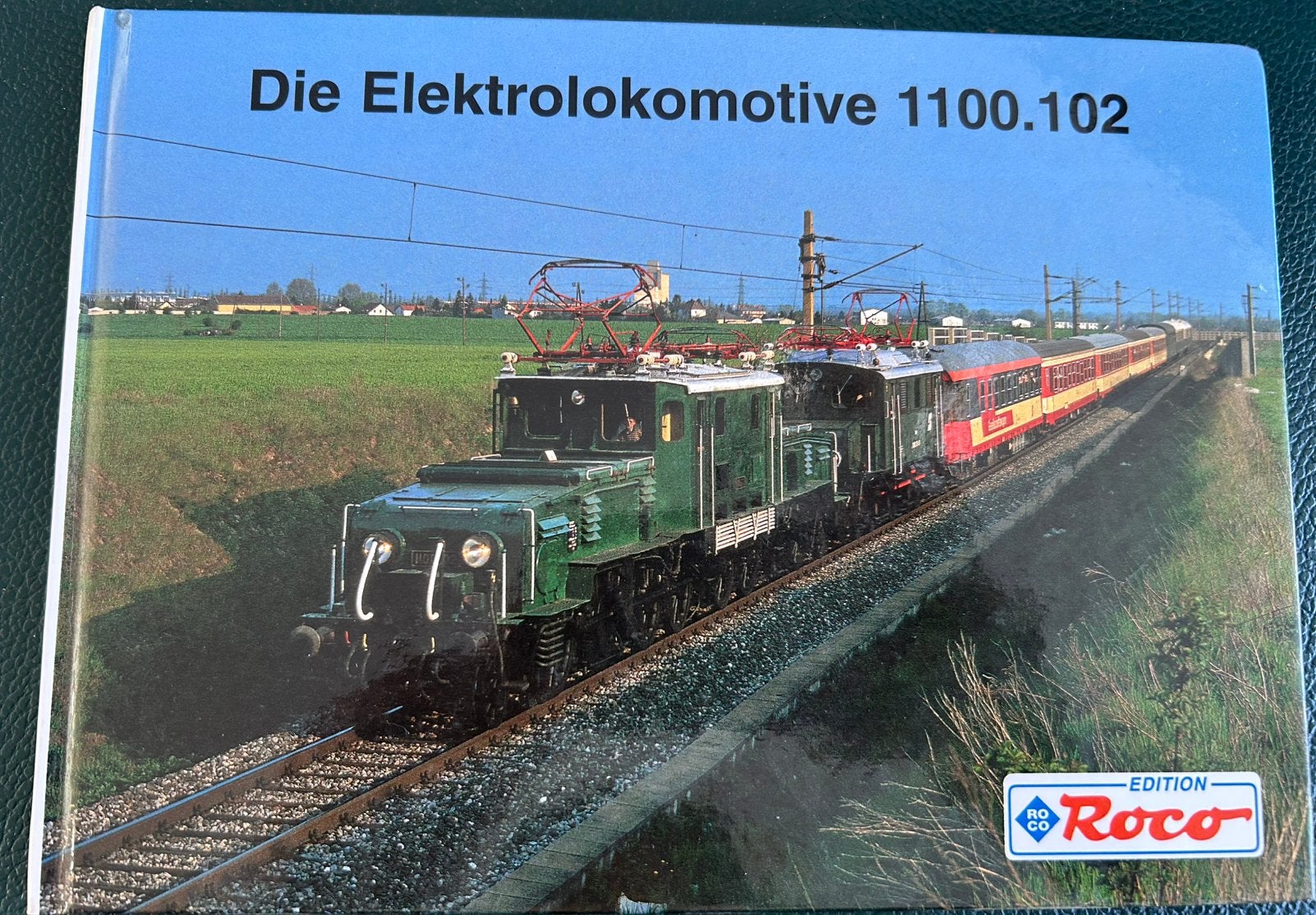 DIE ELEKTROLOKOMOTIVE 1100.102 EDITION ROCO, Hobby en Vrije tijd, Ophalen of Verzenden, Zo goed als nieuw, Boek, Tijdschrift of Catalogus