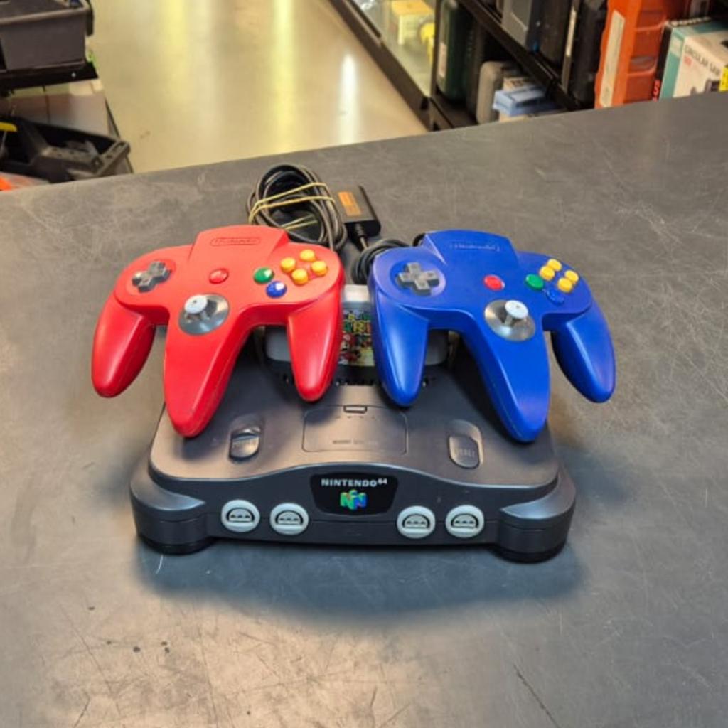 Nintendo 64 - Met Controller + Game - In Topstaat, Nintendo, Zo goed als nieuw, Support@nintendo.com, 11-1 Hokotate-cho, Kamitoba, Minami-ku
Kyoto 601-8501
Japan
