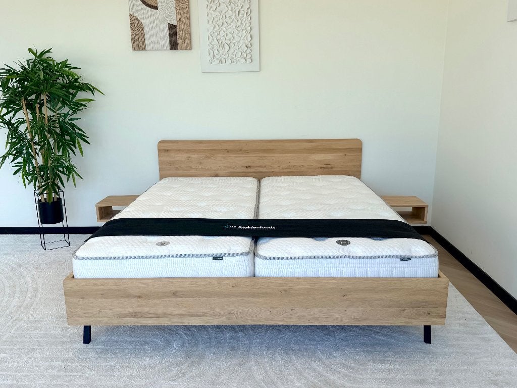 Luxe eikenhouten ledikant showroommodel 180x200, Bruin, Esthetisch, strak en tijdloos, Ophalen of Verzenden, 180 cm