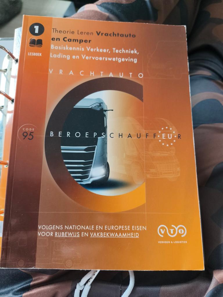 Vrachtauto Beroepschauffeur Theorieboeken (set van 3), Ophalen of Verzenden, Zo goed als nieuw, Overige niveaus, VTO Vervoer & Logistiek