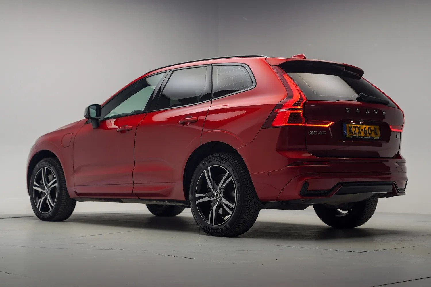 Volvo XC60 2.0 T6 AWD Recharge R-Design Facelift [ SoH 94,1%, Auto's, Automaat, Gebruikt, 4 cilinders, 1969 cc