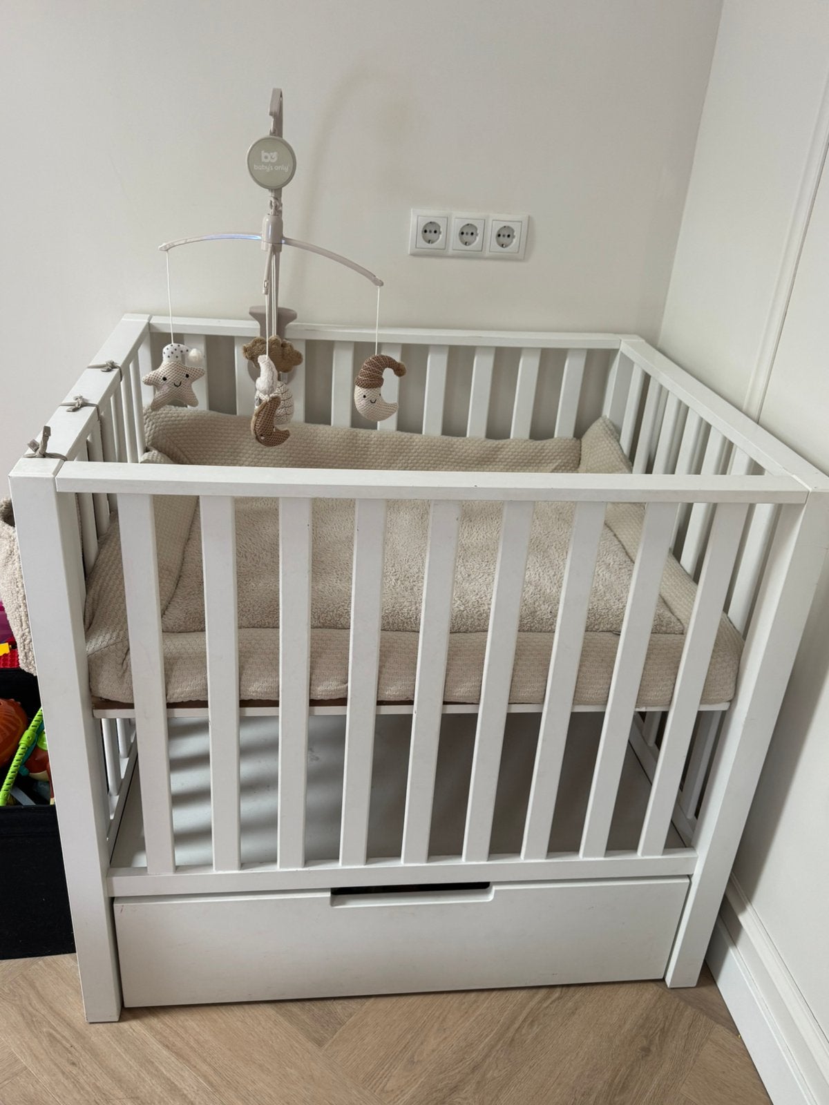 Mooie box met diepe la & boxmobiel, Kinderen en Baby's, Boxen, Ophalen, Zo goed als nieuw, Boxkleed