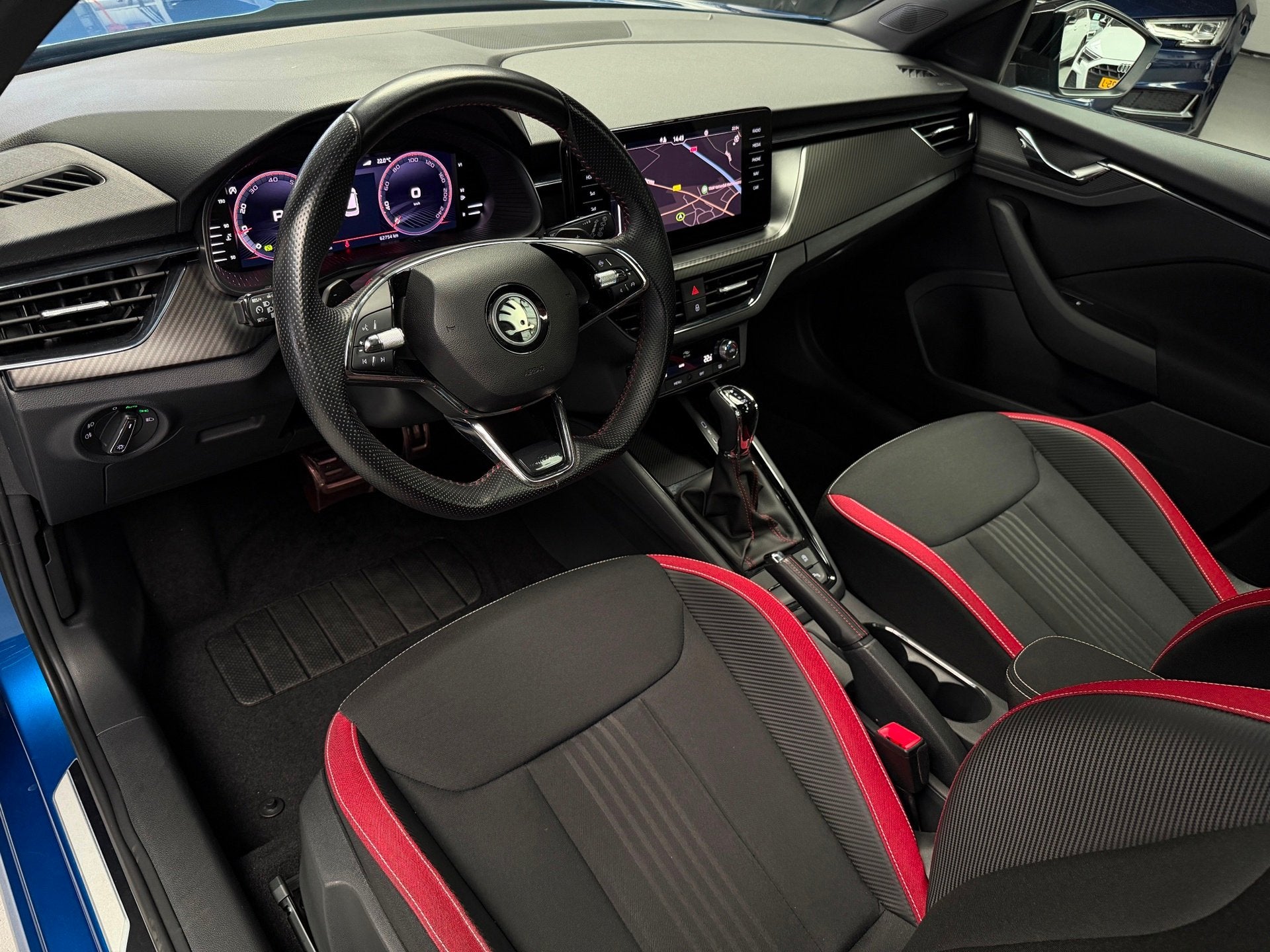 Skoda Kamiq 1.0 TSI Monte Carlo Pano Camera CarPlay, Auto's, 1160 kg, Stof, Gebruikt, Zwart