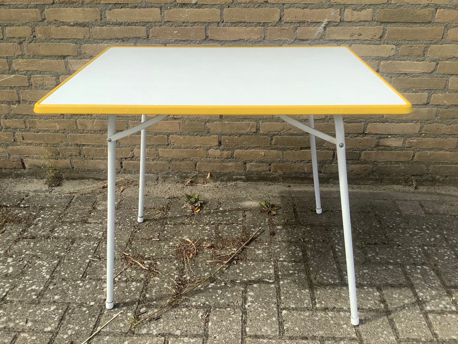 Vintage Mecalit tafel inklapbare campingtafel met gele rand, Ophalen of Verzenden, Gebruikt, Campingtafel