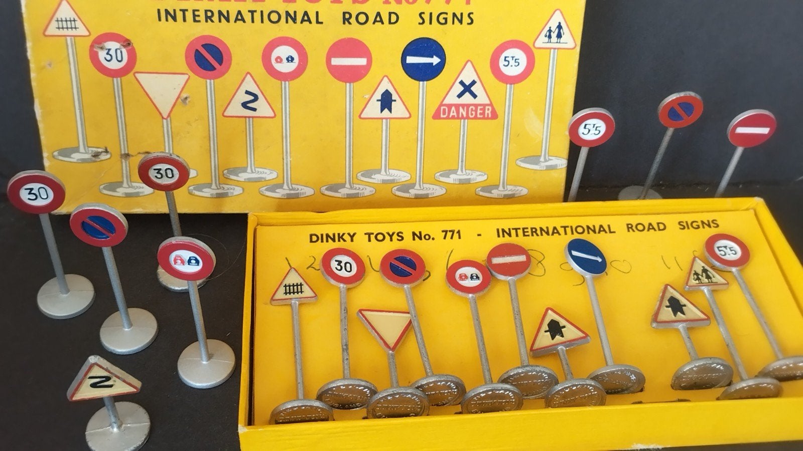 Traffic Signs Verkeers borden Dinky Toys Pol, Hobby en Vrije tijd, Gebruikt, Auto, Verzenden, Dinky