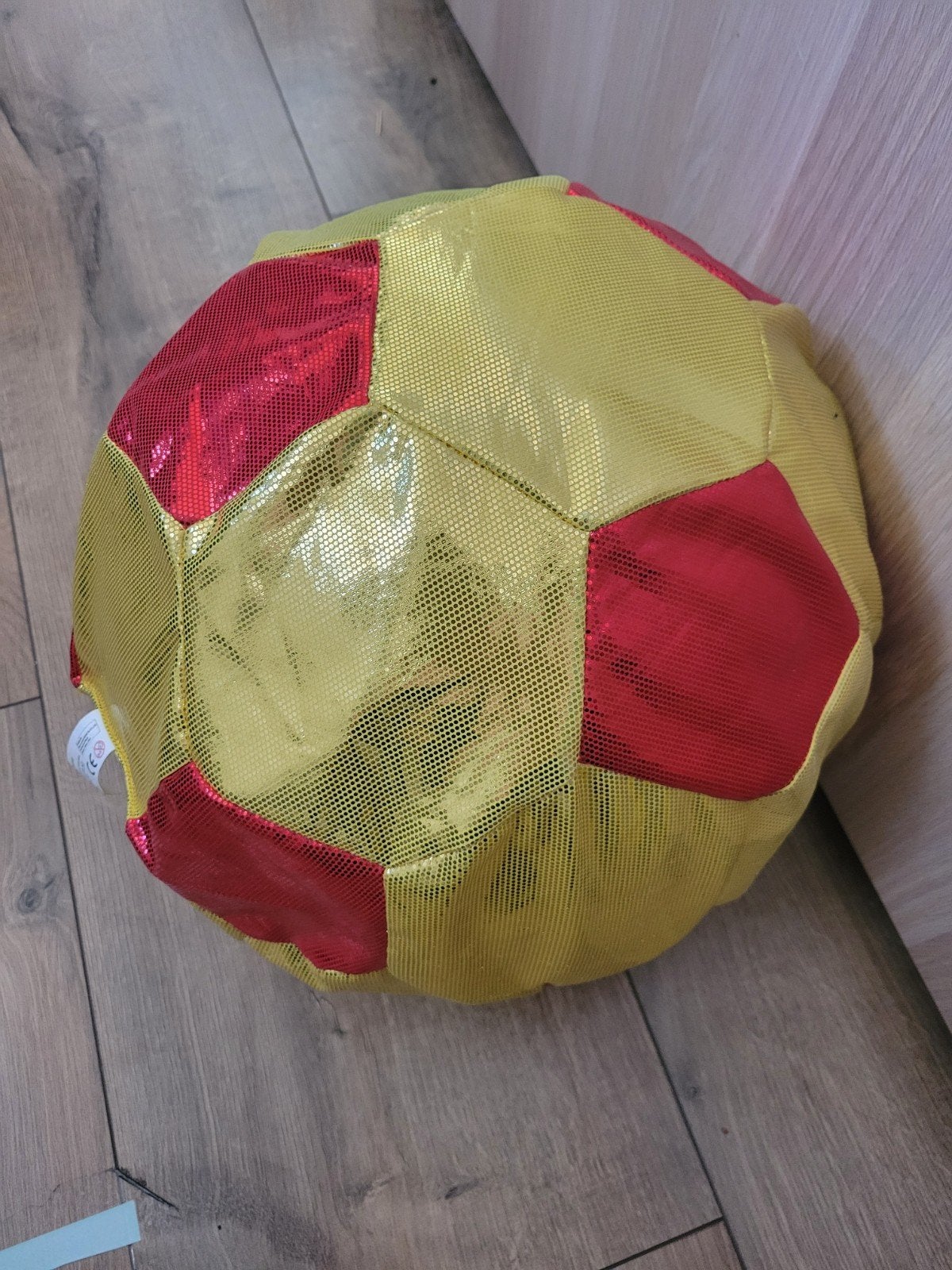 Gouden en rode decoratieve voetbal, Ophalen of Verzenden, Gebruikt