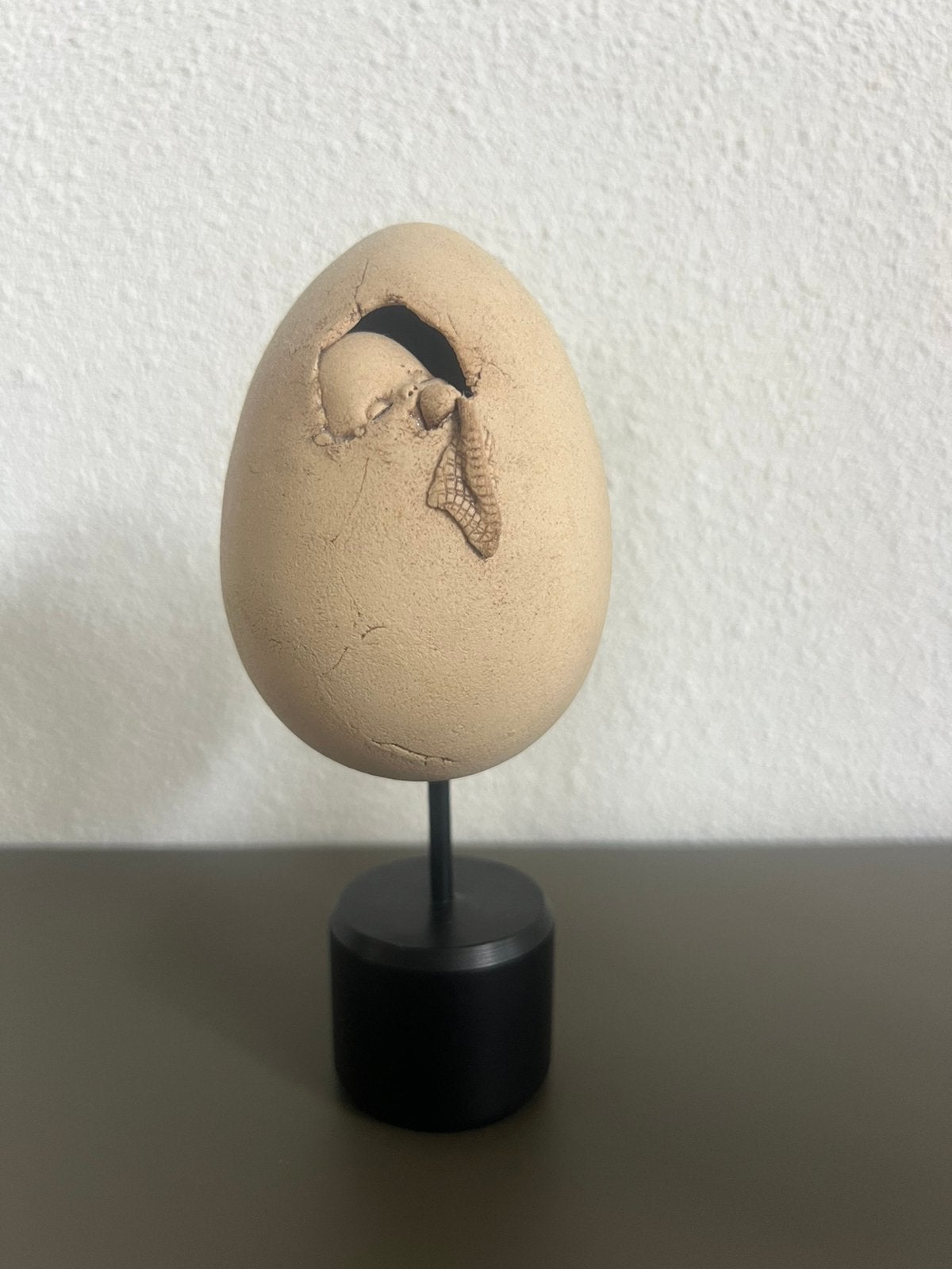 Unique Ceramic Egg Sculpture on Stand, Antiek en Kunst, Verzenden