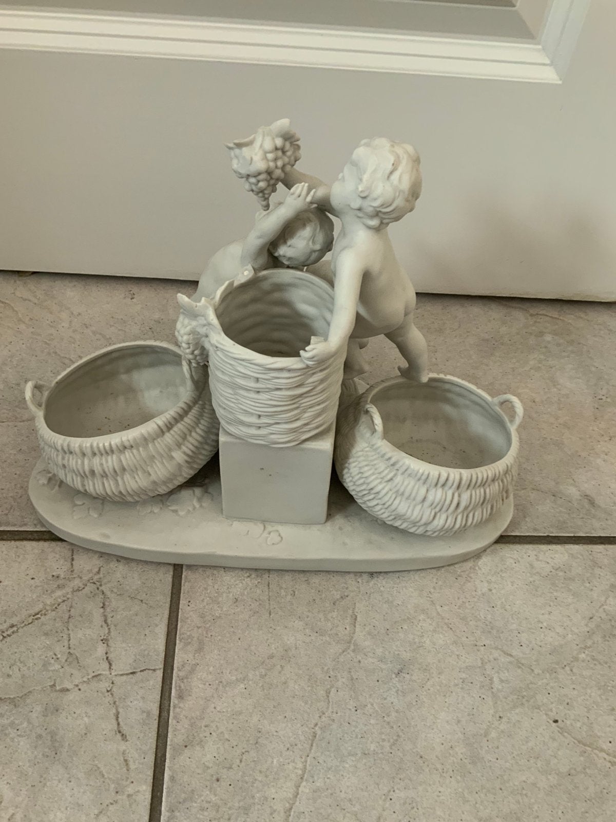 Prachtig biskwie porselein beeldje 3kindjes met mandjes, Ophalen of Verzenden