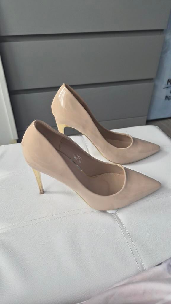 Nude Lakleren Pumps met Gouden Hak - Maat 38, Pumps, Beige, Ophalen of Verzenden, Zo goed als nieuw