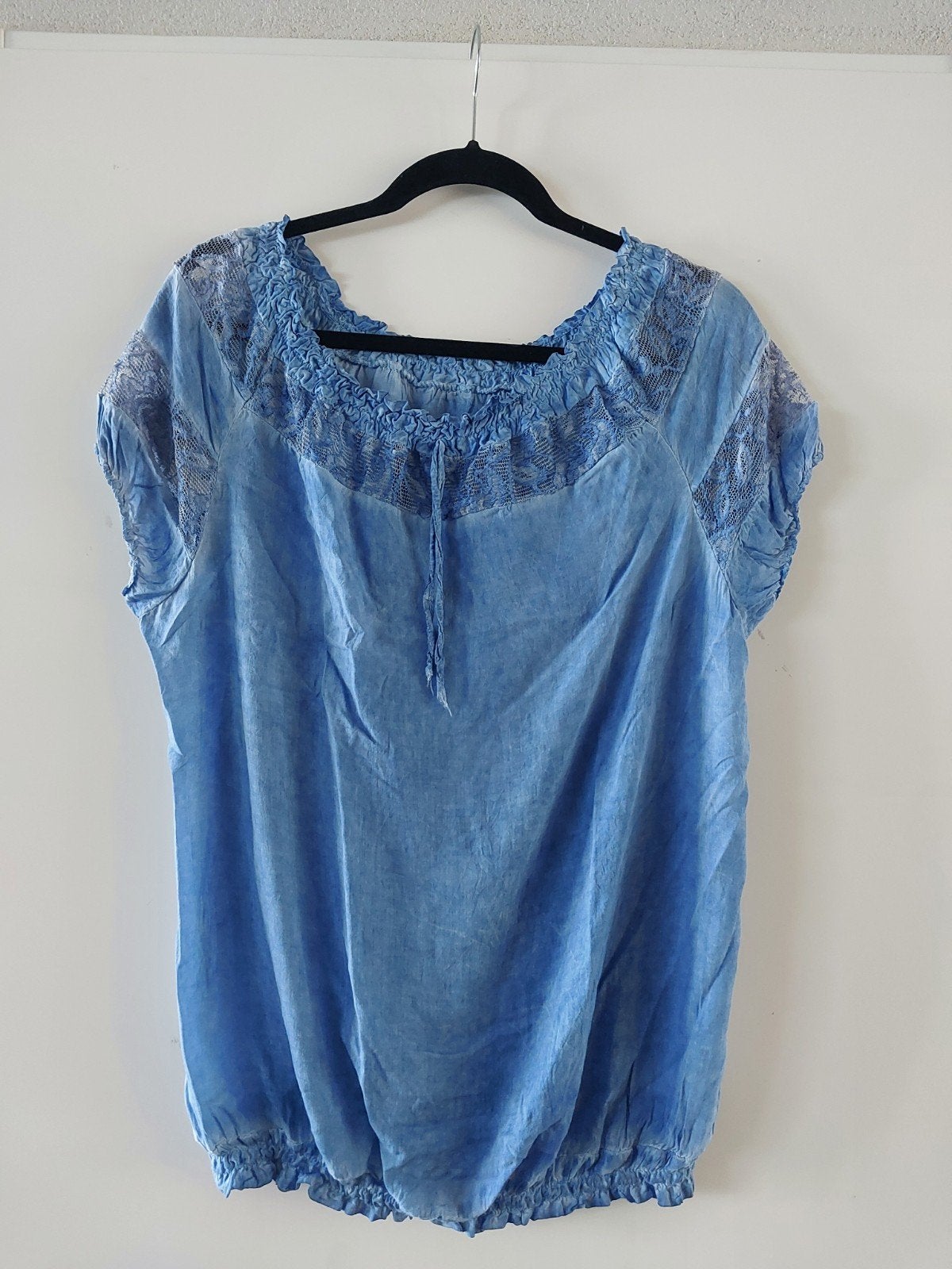 Blauwe luchtige blouse met kant en elastische details, Maat 38/40 (M), Blauw, Ophalen of Verzenden, Korte mouw