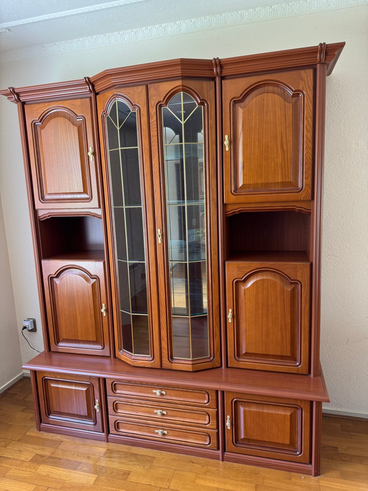 Klassieke houten wandkast met vitrine en lades, Ophalen, Gebruikt, 200 cm of meer, 150 tot 200 cm