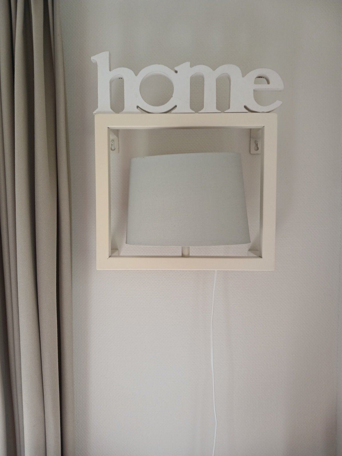 Leuke schemerlamp aan de muur., Ophalen