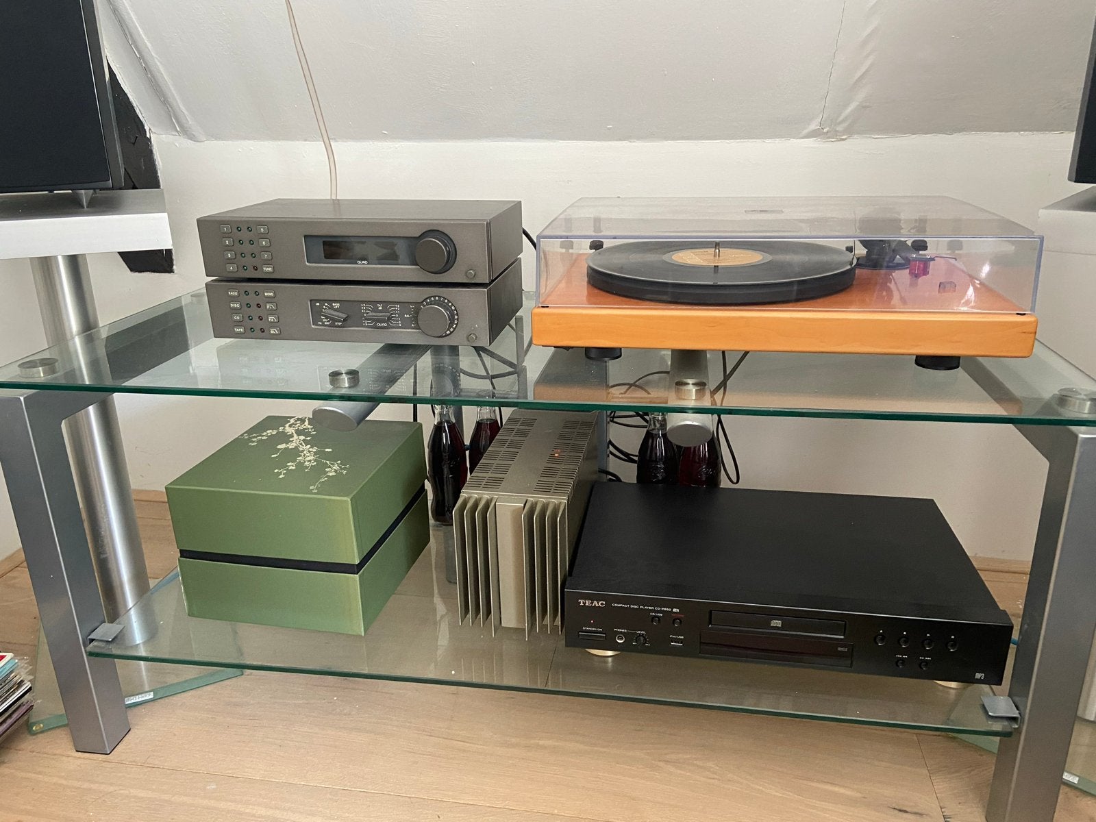 Glazen audio tafel met stalen frame en poten, Ophalen, Gebruikt, 100 tot 150 cm, Glas