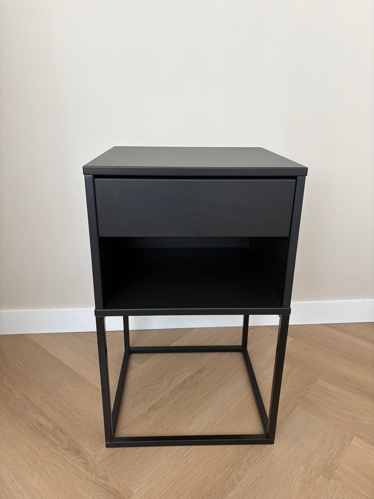 Ikea nachtkastje Vikhammer, Huis en Inrichting, Slaapkamer | Nachtkastjes, Ophalen, Zo goed als nieuw, Minder dan 45 cm, 55 tot 70 cm