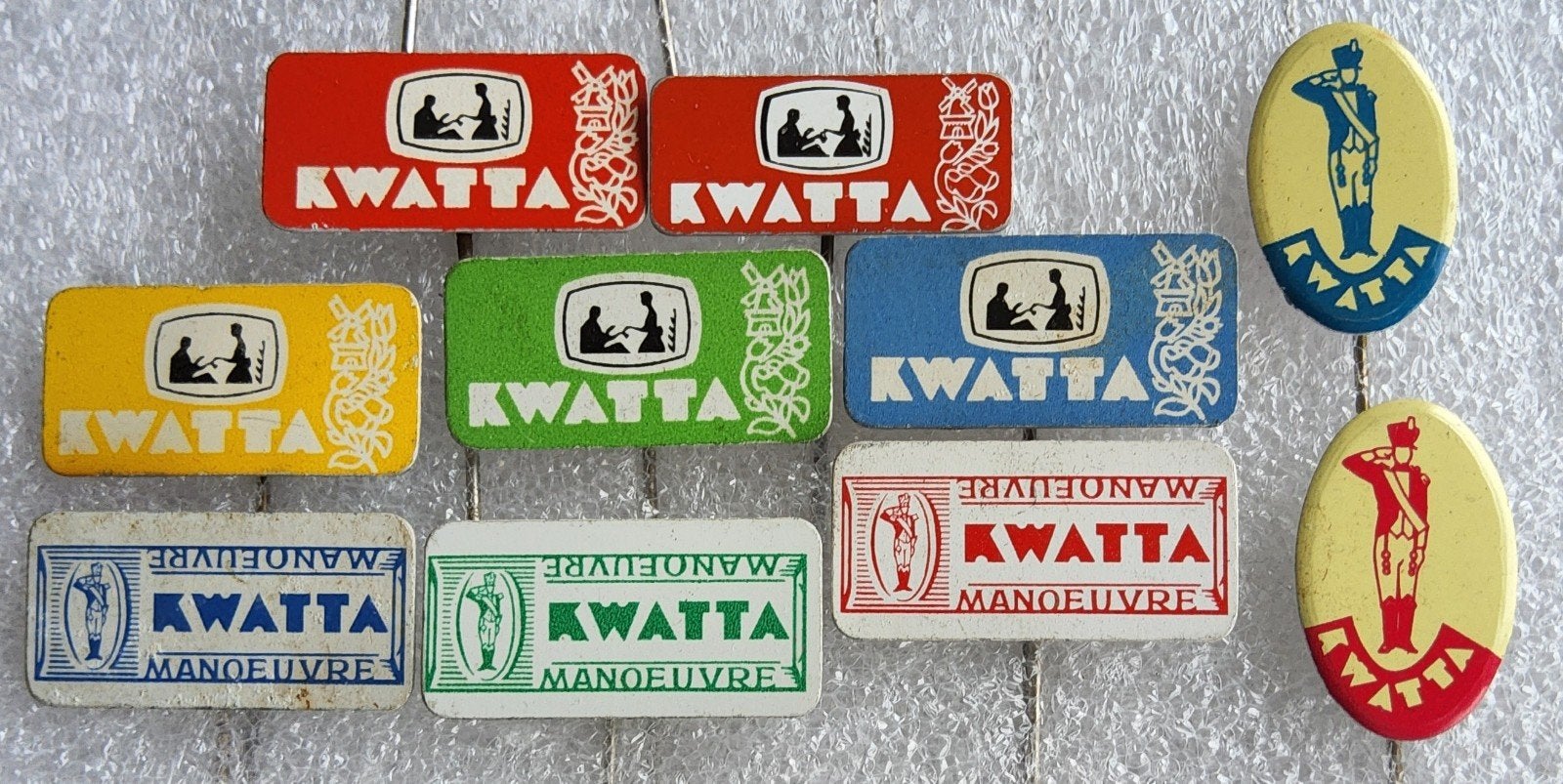 10 Vintage Kwatta en Manoeuvre Speldjes, Ophalen of Verzenden, Gebruikt, Merk, Speldje of Pin