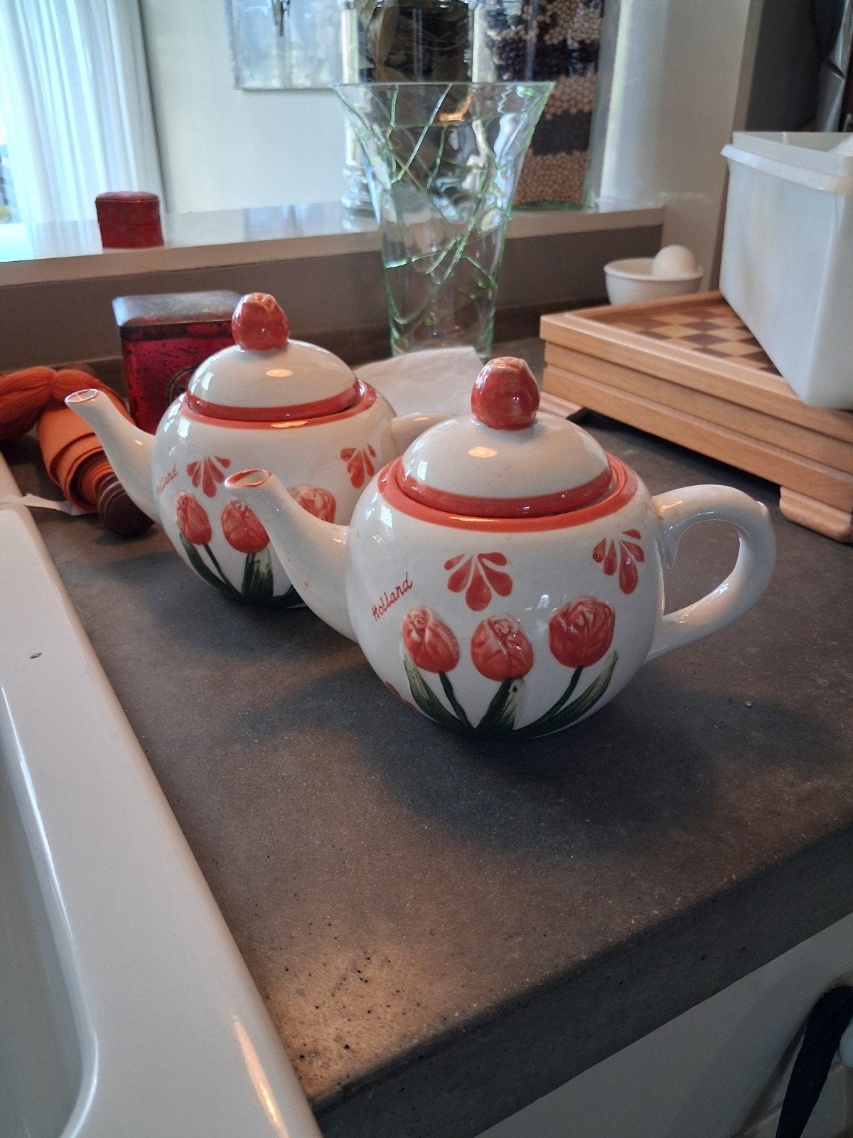 2 Holland theepotten  tulpendesign (één met lichte schade), Ophalen of Verzenden