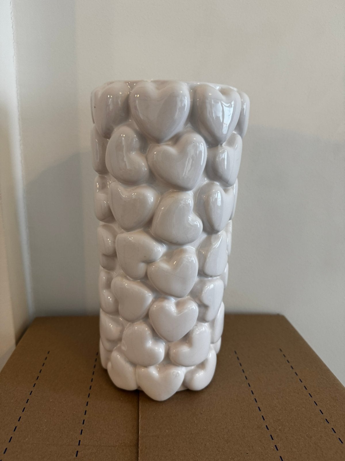 Witte vaas met hartjes reliëf - Zo goed als nieuw, Huis en Inrichting, Woonaccessoires | Vazen, Ophalen, 50 tot 75 cm, Wit, Aardewerk of Porselein