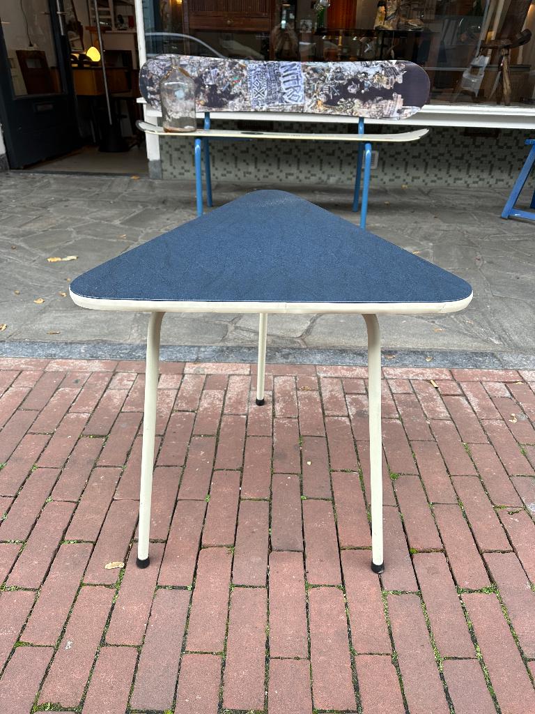 SALE: Vintage bijzettafel, driehoek jaren 50 tafeltje, Huis en Inrichting, Tafels | Bijzettafels, Gebruikt, -, -, 55 tot 75 cm