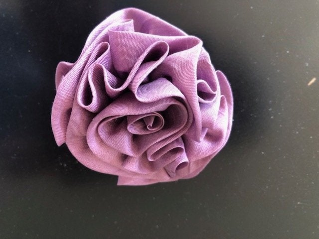 lila stoffen corsage met speld, Ophalen of Verzenden, Zo goed als nieuw, Overige typen