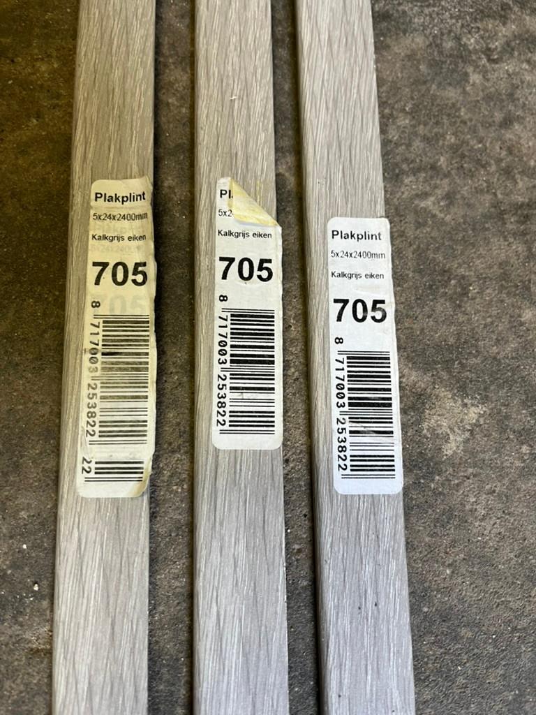 Plakplint 5x24x2400mm Kalkgrijs eiken – 3 stuks nieuw, Ophalen, Nieuw, Mdf, 200 tot 250 cm