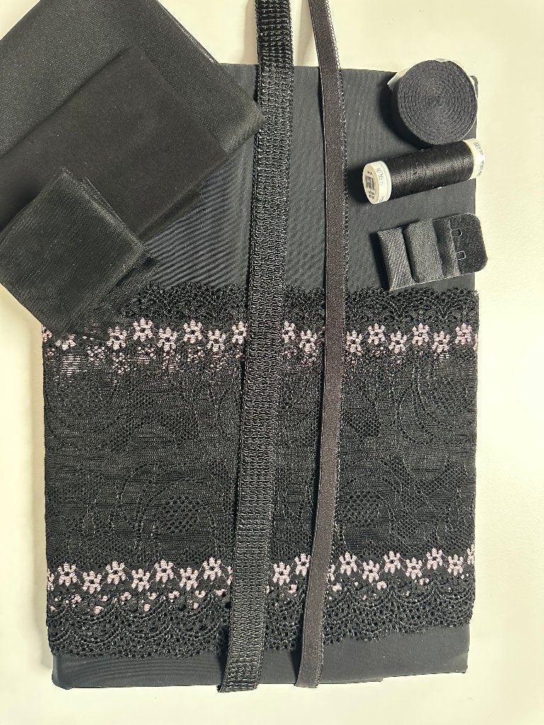 NR.132 MIDNIGHT ROSE  LINGERIE COMPL. PAKKET REKBAAR KANT, Ophalen of Verzenden, Nieuw, Kant