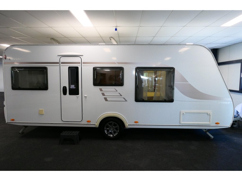 Eriba-Hymer Living 550 Queens bed, Caravans en Kamperen, Caravans, 5 tot 6 meter, Tot en met 4, 1000 - 1250 kg, Treinzit