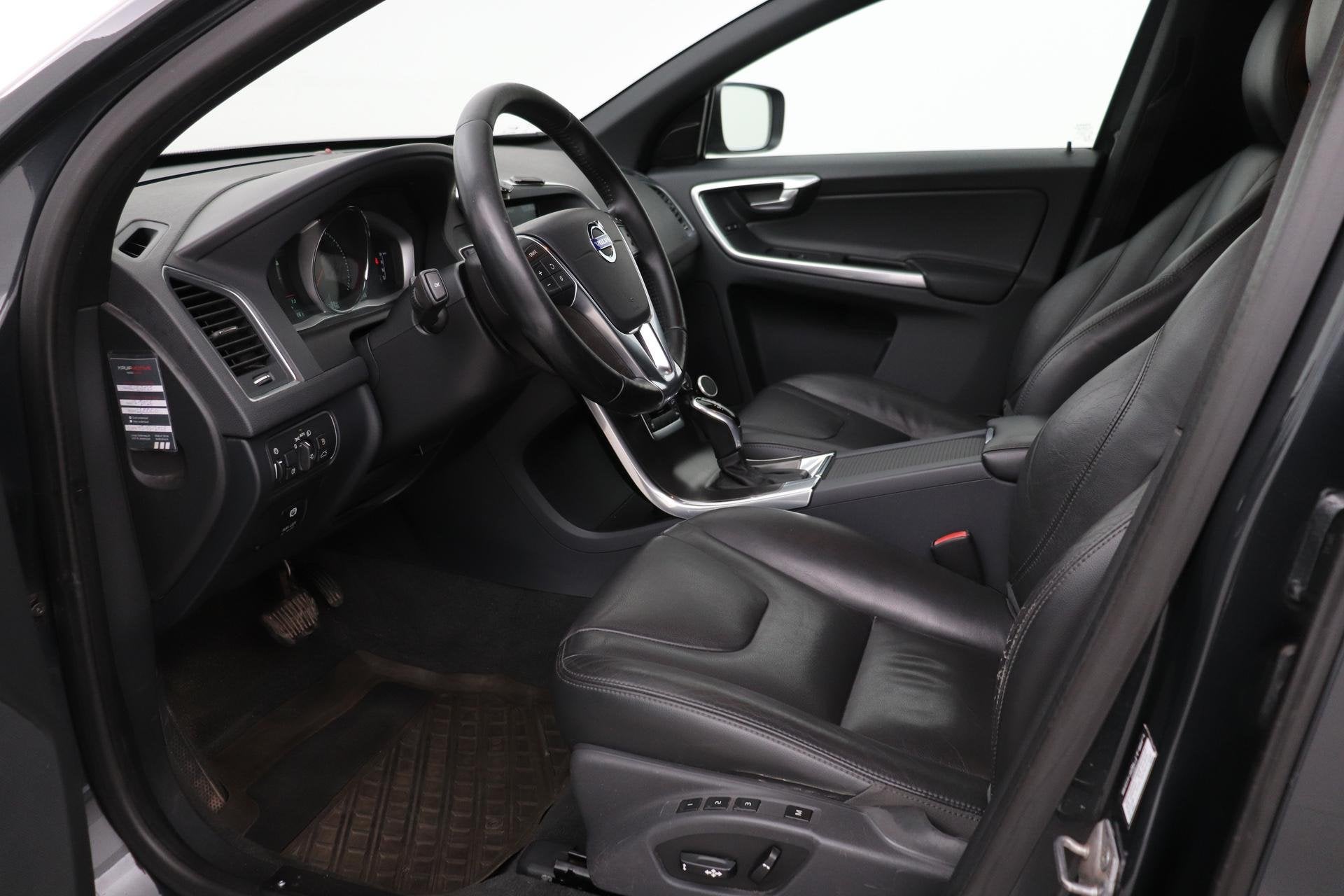 Volvo XC60 2.4 D5 Summum | GRIJS KENTEKEN | Trekhaak | Camer, Auto's, Automaat, Euro 5, Gebruikt, Zwart