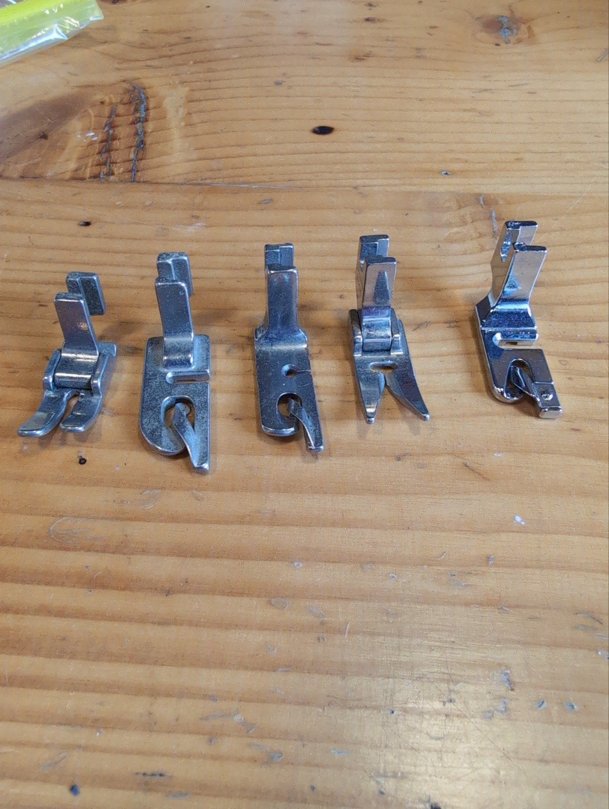 Naumann Naaimachine Voetjes: 2 Gewone, 3 Rolzoomvoetjes, Hobby en Vrije tijd, Ophalen of Verzenden, Naaimachine, Overige merken