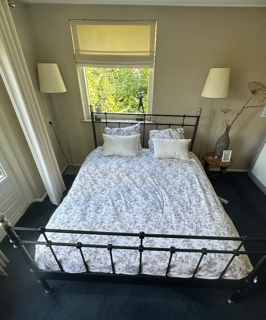 Ikea bed  (Svelvik) 160x200 cm, Ophalen, Zwart, Tweepersoons, Zo goed als nieuw