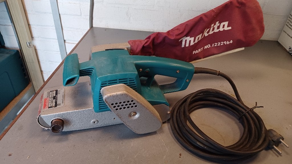 Bandschuurmachine Makita, Doe-het-zelf en Verbouw, Ophalen of Verzenden, Zo goed als nieuw, 600 tot 1200 watt, Bandschuurmachine