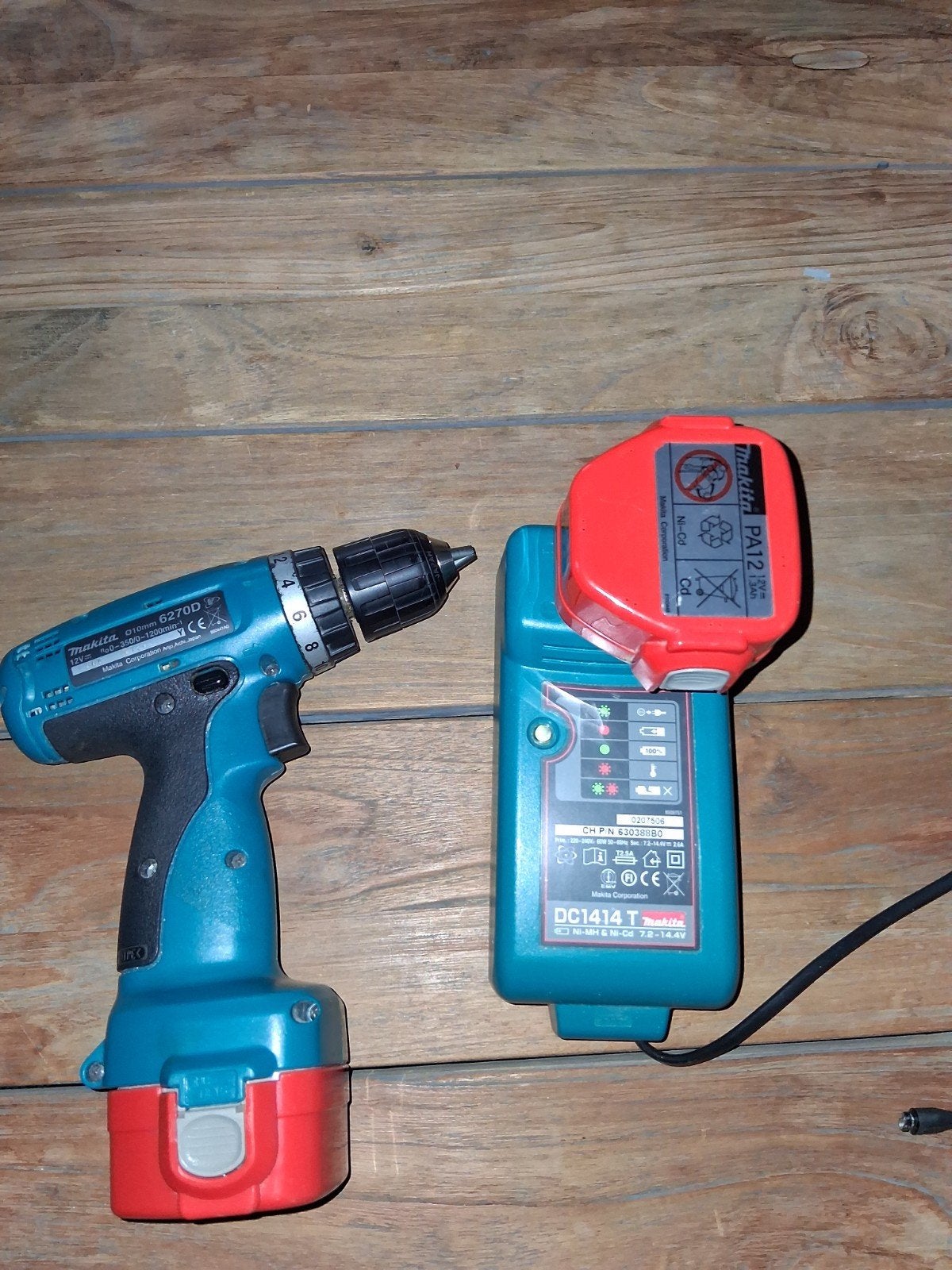 Makita 6270D Boor-/Schroefmachine met lader en 2 accu's, Ophalen, Gebruikt, Variabele snelheid, Boor- en Schroefmachine