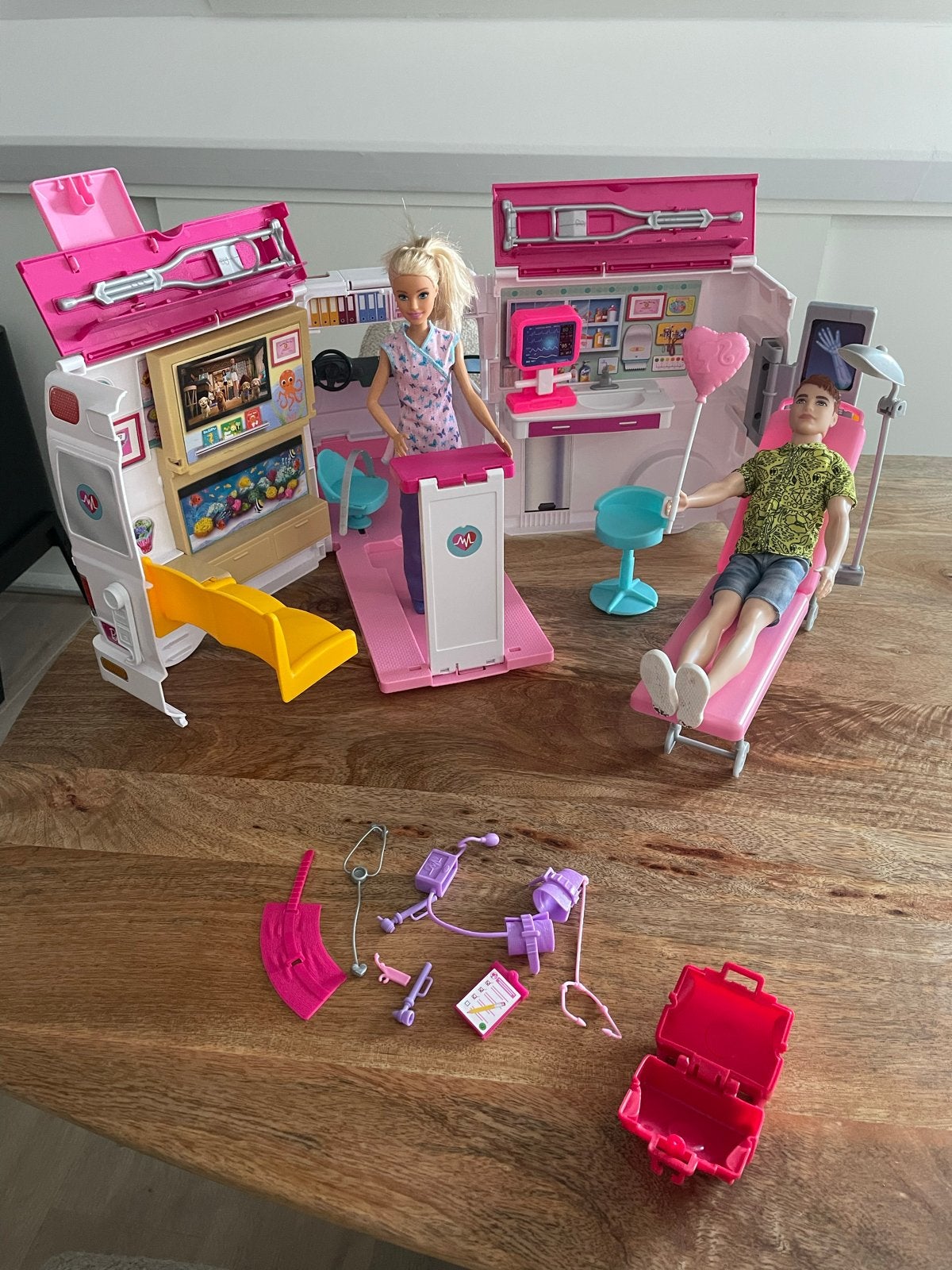 Barbie Ambulance Speelset met Poppen en Accessoires, Ophalen, Zo goed als nieuw, Jongen of Meisje