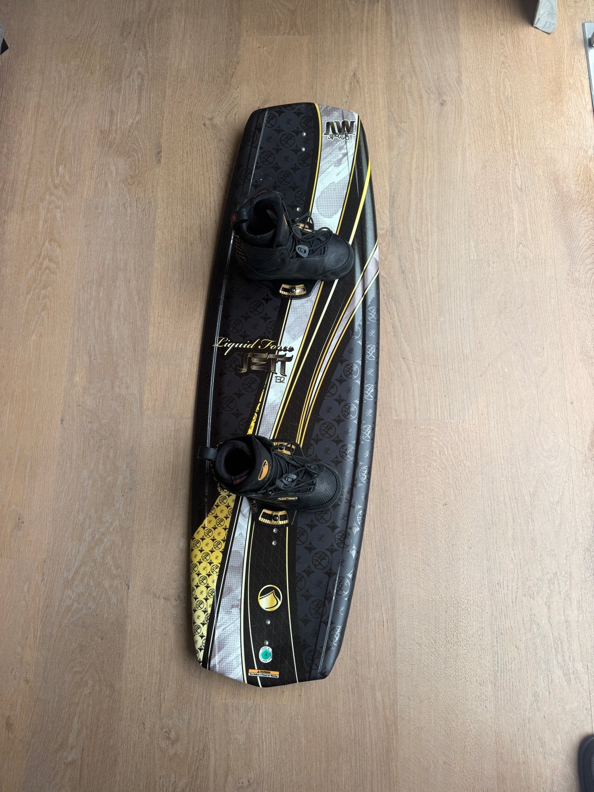 Liquid Force Jett B2 Wakeboard met Wing bindingen, Watersport en Boten, Ophalen of Verzenden, Zo goed als nieuw, Board en Schoenen