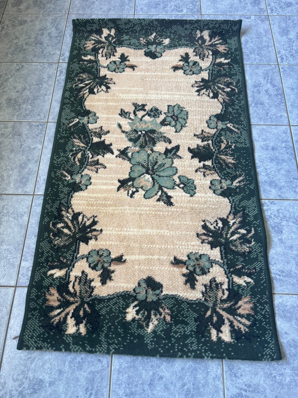 Vloerkleedje 150x80cm kleur groen met bloem motief nu 20euro, 100 tot 150 cm, Zo goed als nieuw, Rechthoekig, Groen