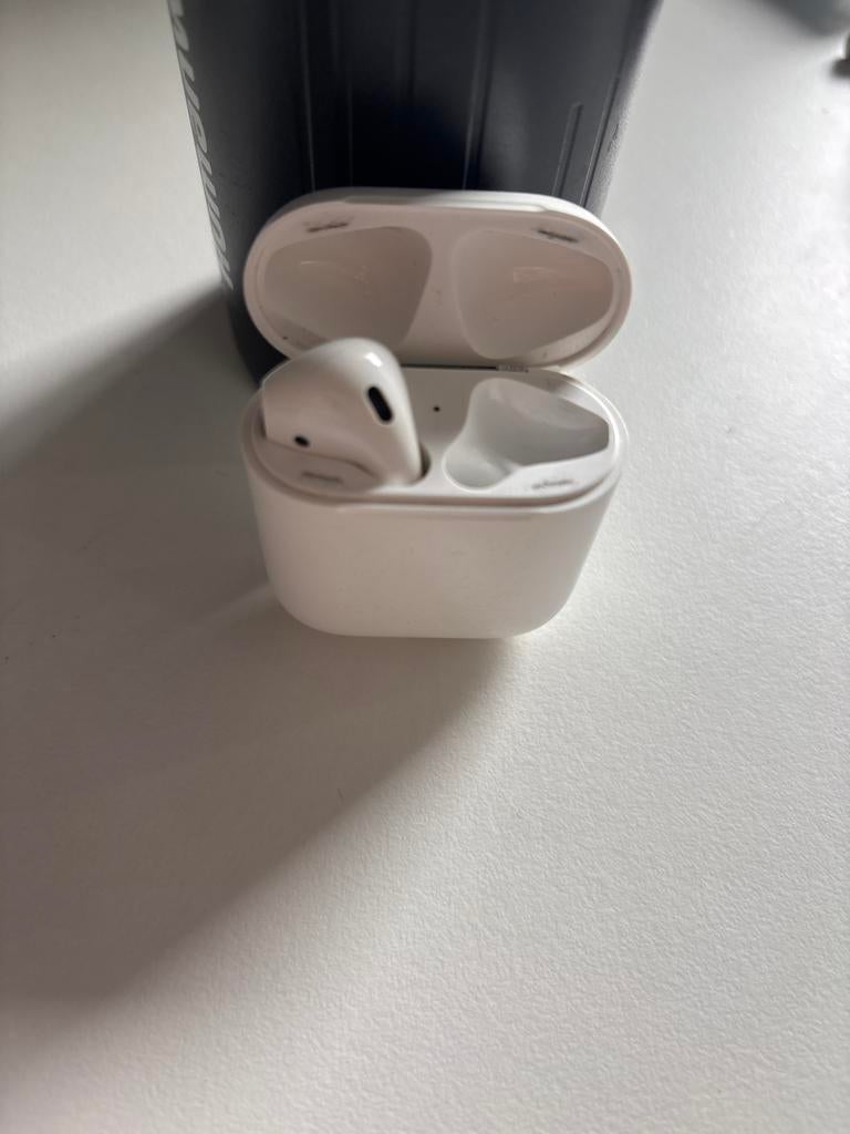 Apple AirPods (2e generatie) met oplaadcase, Ophalen, Zo goed als nieuw, Apple, In oorschelp (earbud)