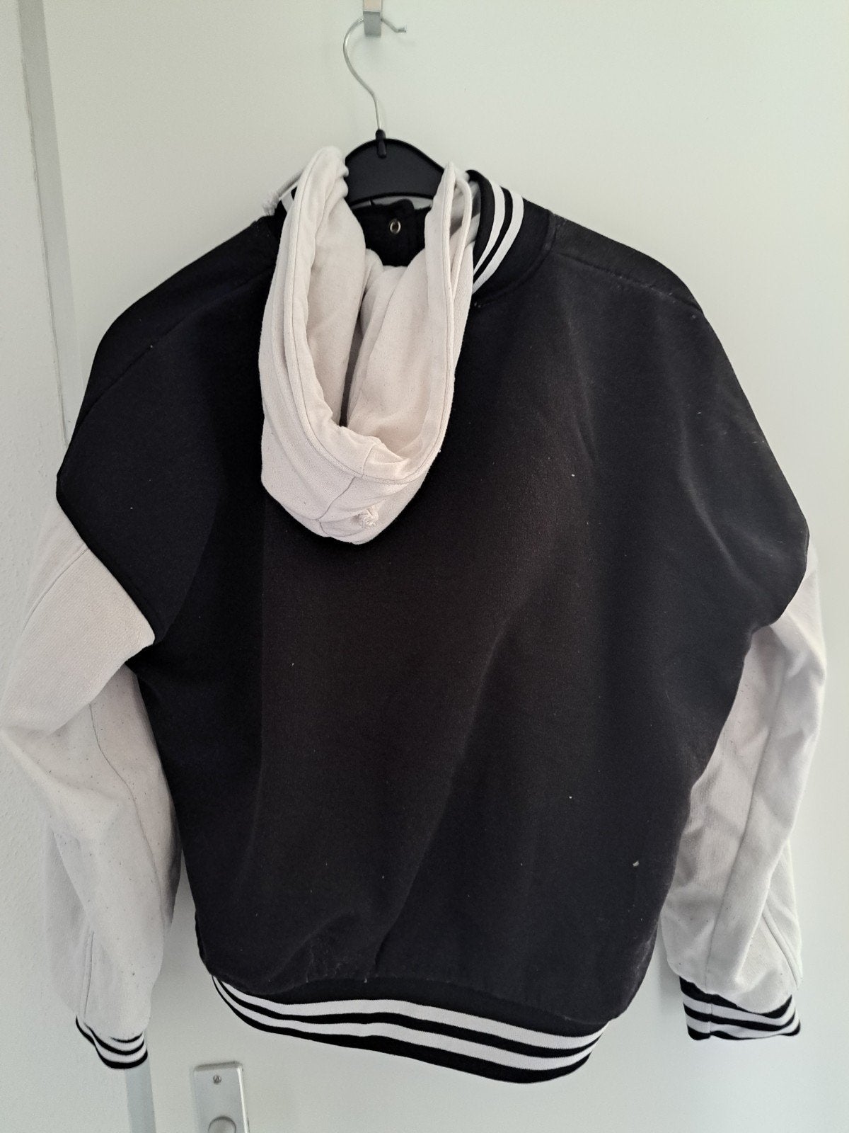 Varsity jas met lette A maat XL, Ophalen, Zo goed als nieuw, Maat 46/48 (XL) of groter, Zwart