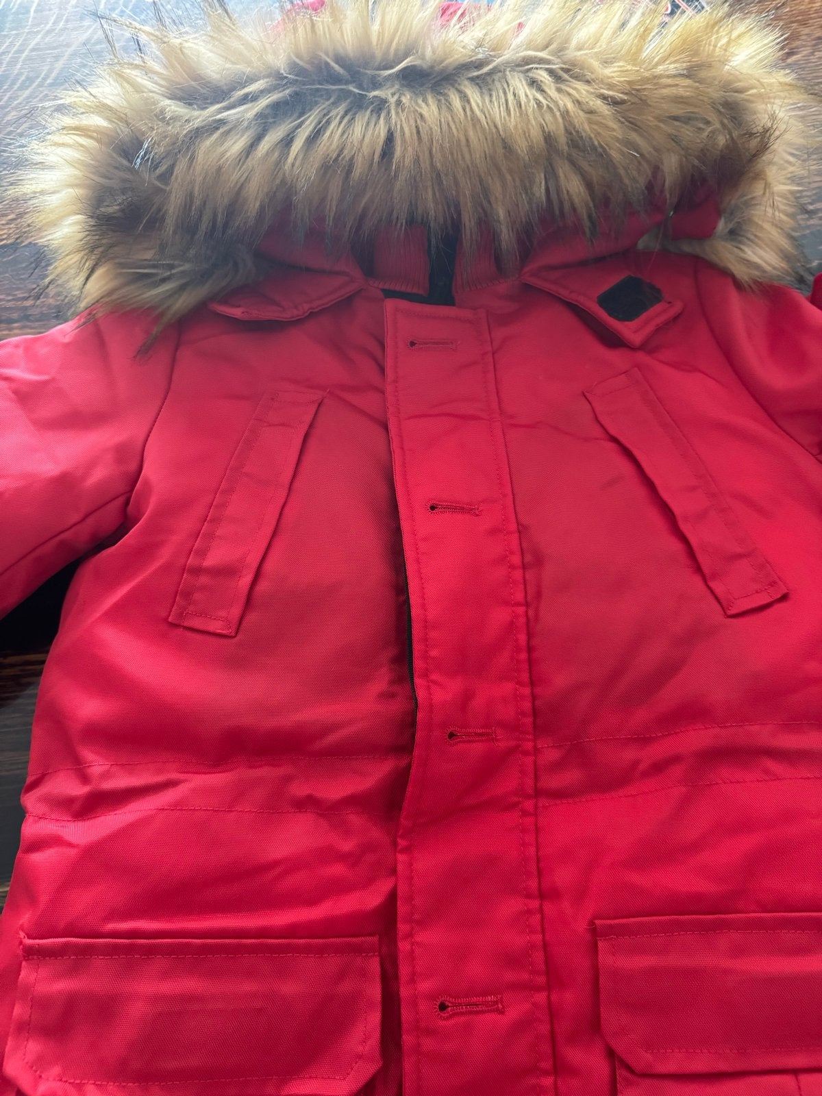 Zo goed als nieuwe rode Guess winterjas maat 128, Kinderen en Baby's, Ophalen of Verzenden, Zo goed als nieuw, Jongen of Meisje