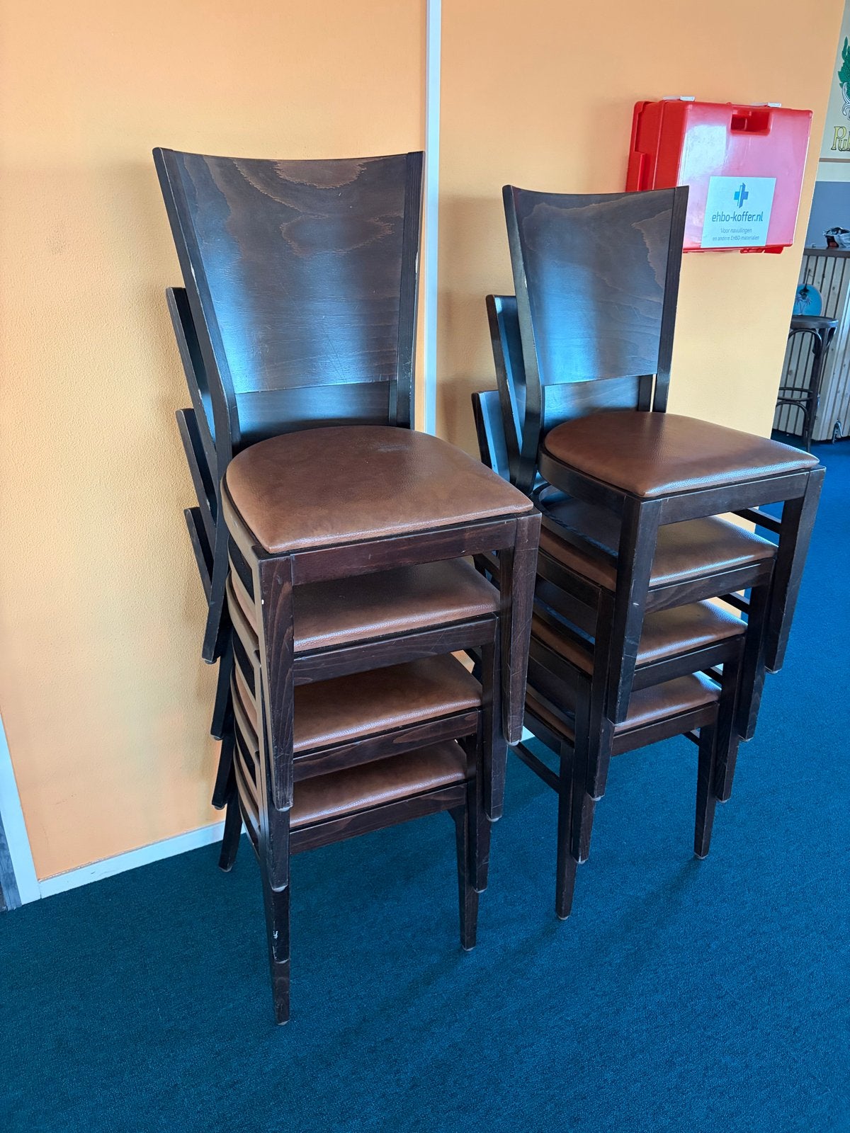 8 Stapelbare Donkerbruine Stoelen met Lederen Zitting, Ophalen, Gebruikt, Bruin, Vijf, Zes of meer stoelen