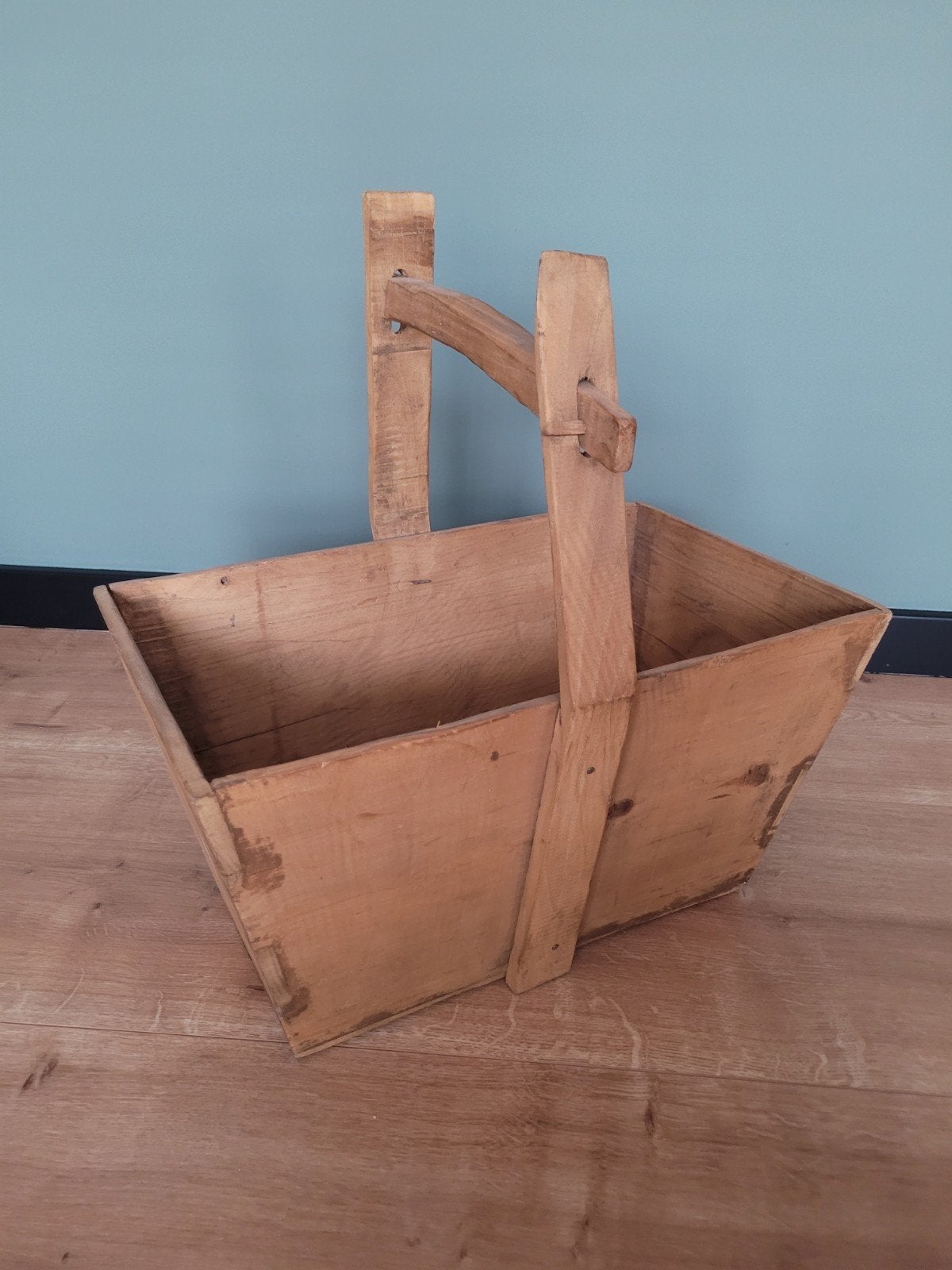 Antieke houten draagmand voor openhaardhout, Ophalen