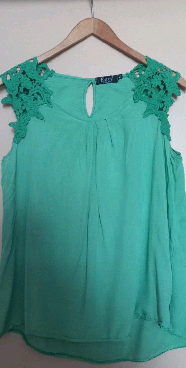 Mooie groene blouse met kanten schouders – Maat M, Maat 38/40 (M), Envy Collection, Ophalen of Verzenden, Zonder mouw