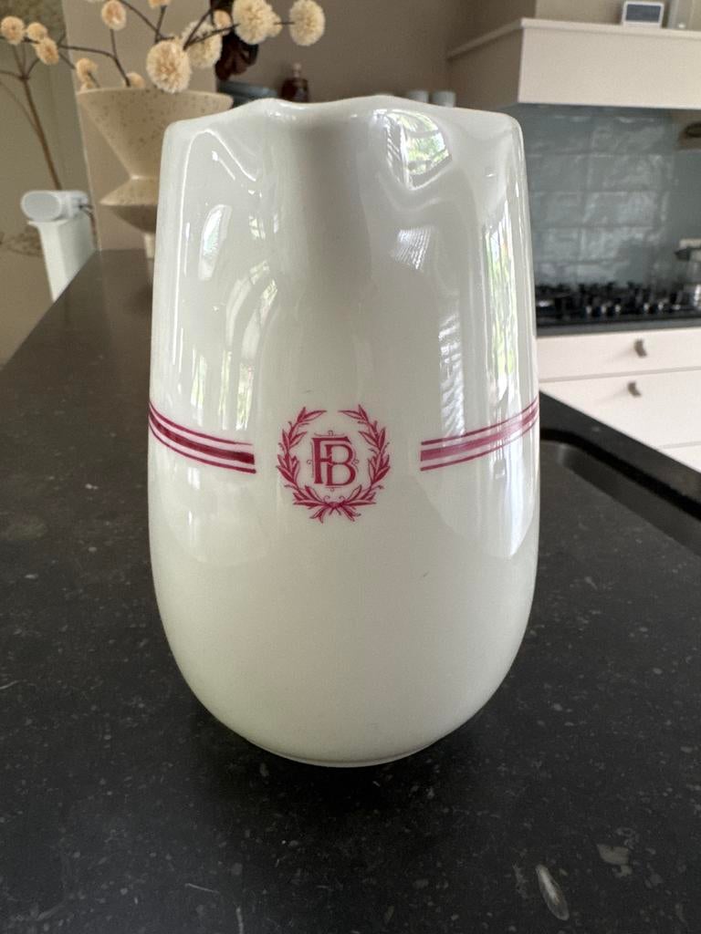 Danish Vintage Witte Keramische Kan met Rood Monogram, Ophalen of Verzenden, Zo goed als nieuw, Rood
