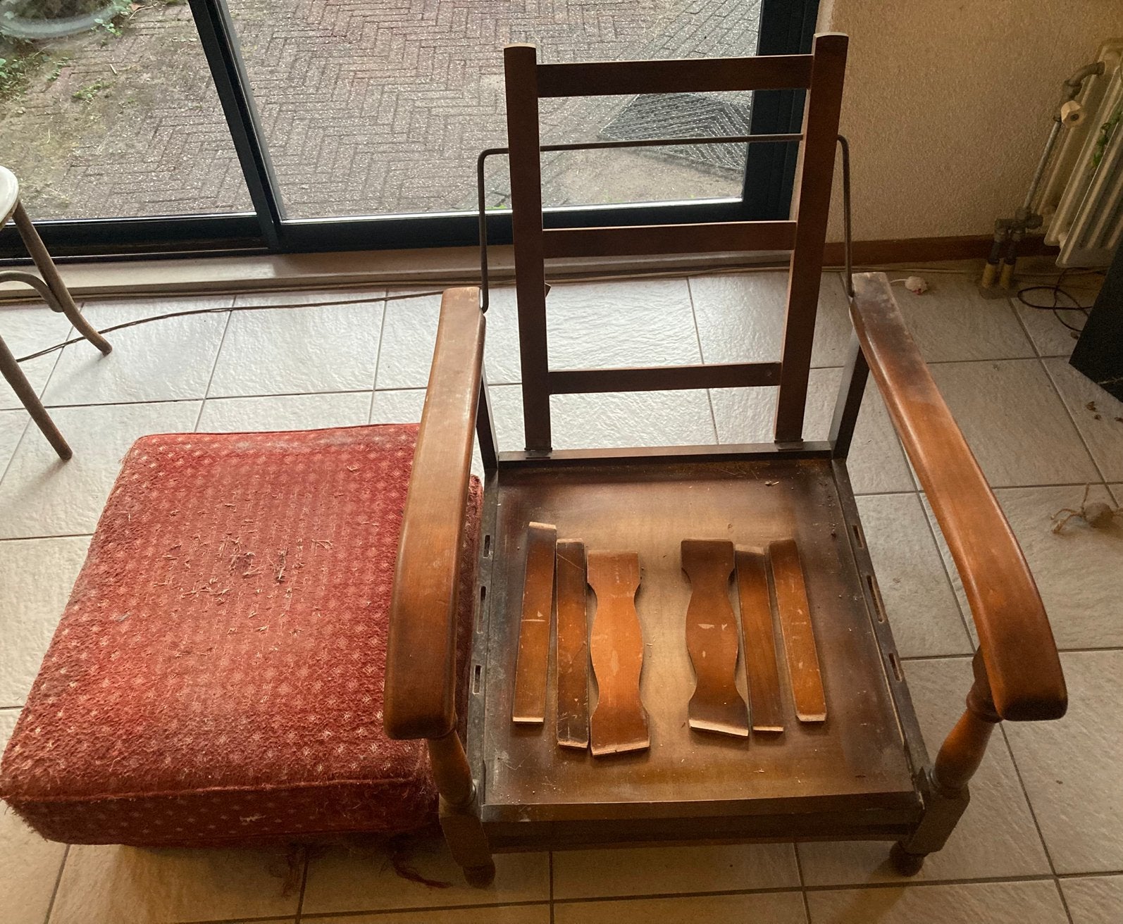 Gratis: Erg oude Rookstoel (Ophalen in Leiden), Ophalen, Gebruikt, Vintage rookstoel, 75 tot 100 cm