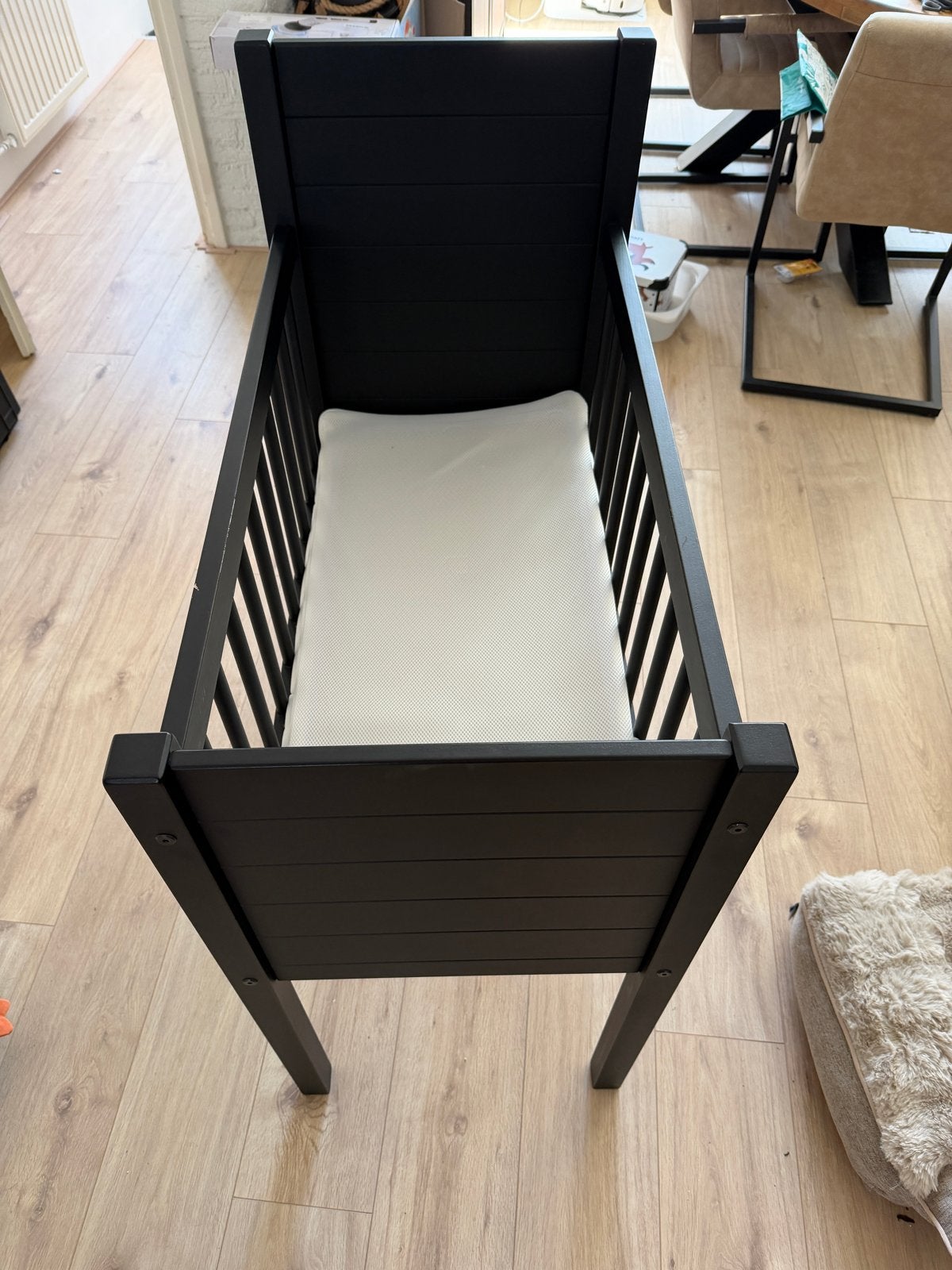 Kidsmill Noa Wieg met matrasje en topper - Zwart Beukenhout, Ophalen, Zo goed als nieuw, Wieg