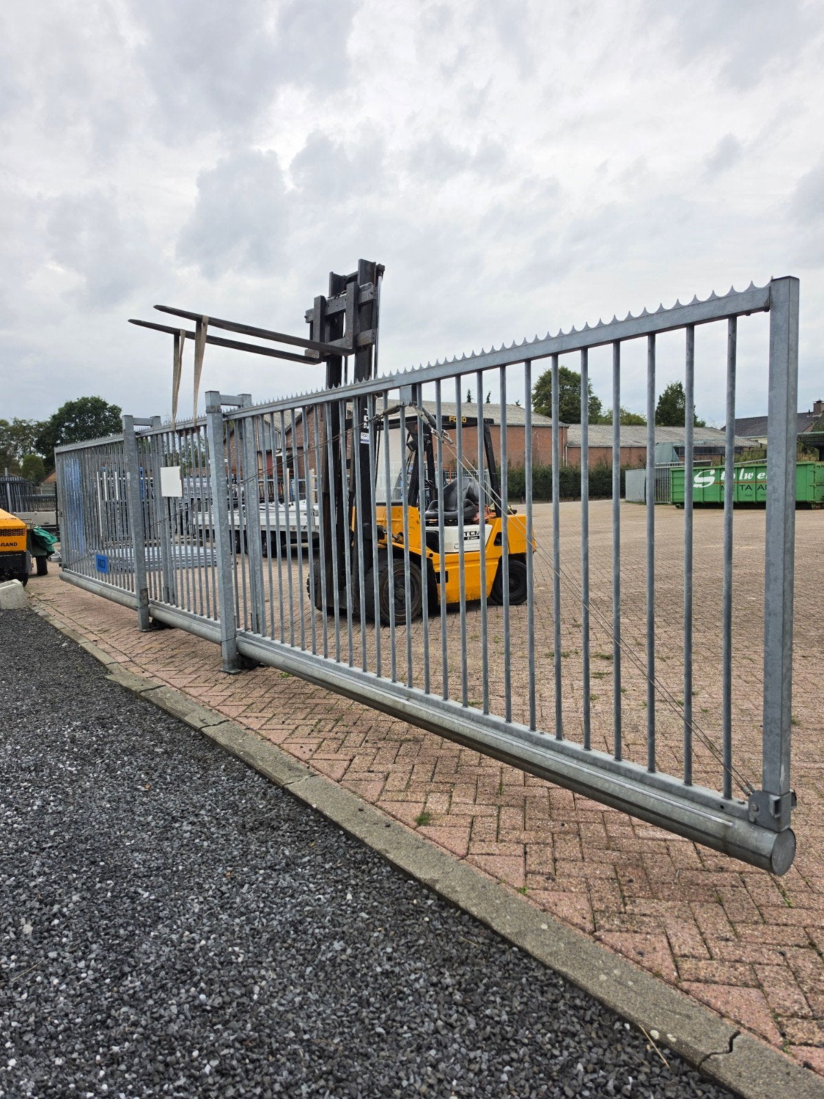vrijdragende schuifpoort gegalvaniseerd / spijlen en palen, Ophalen, Met poort, Gebruikt, Spijlenhekwerk